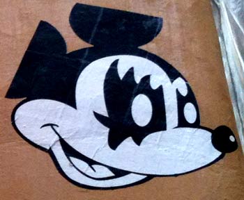 Mickey se disfraza de Kiss en la zaragozana calle de Estebanes, en el Tubo